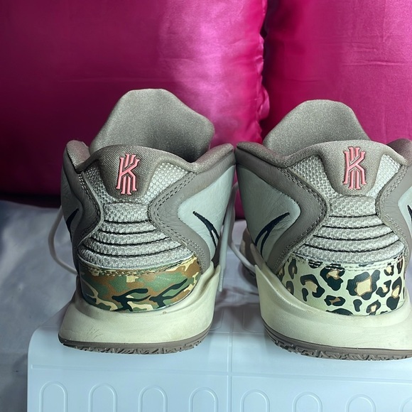(B)‎ Nike Kyrie Infinity Leopard Print Basketball Shoes Iron Ore Light W, Size 9 - Picture 11 of 16
